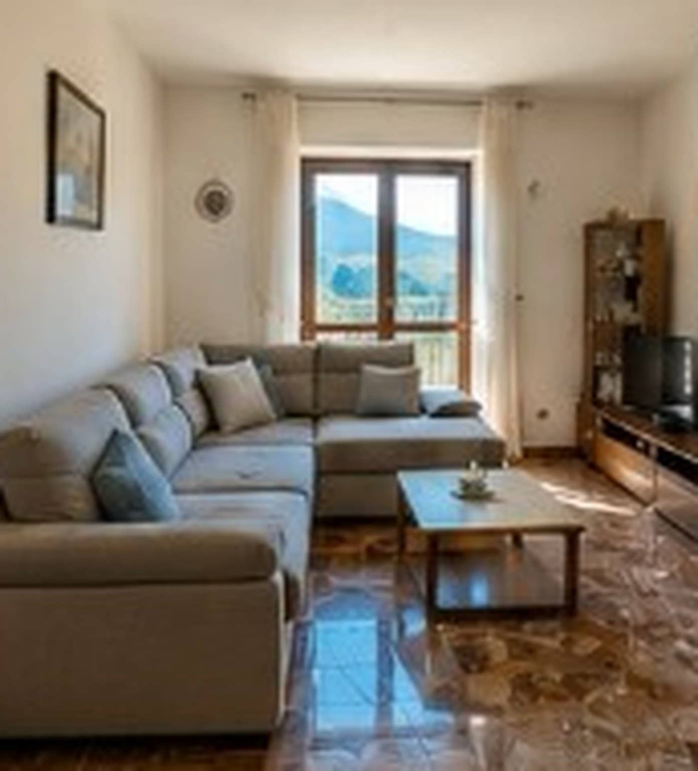 Wohnzimmer der Ferienwohnung mit Ecksofa