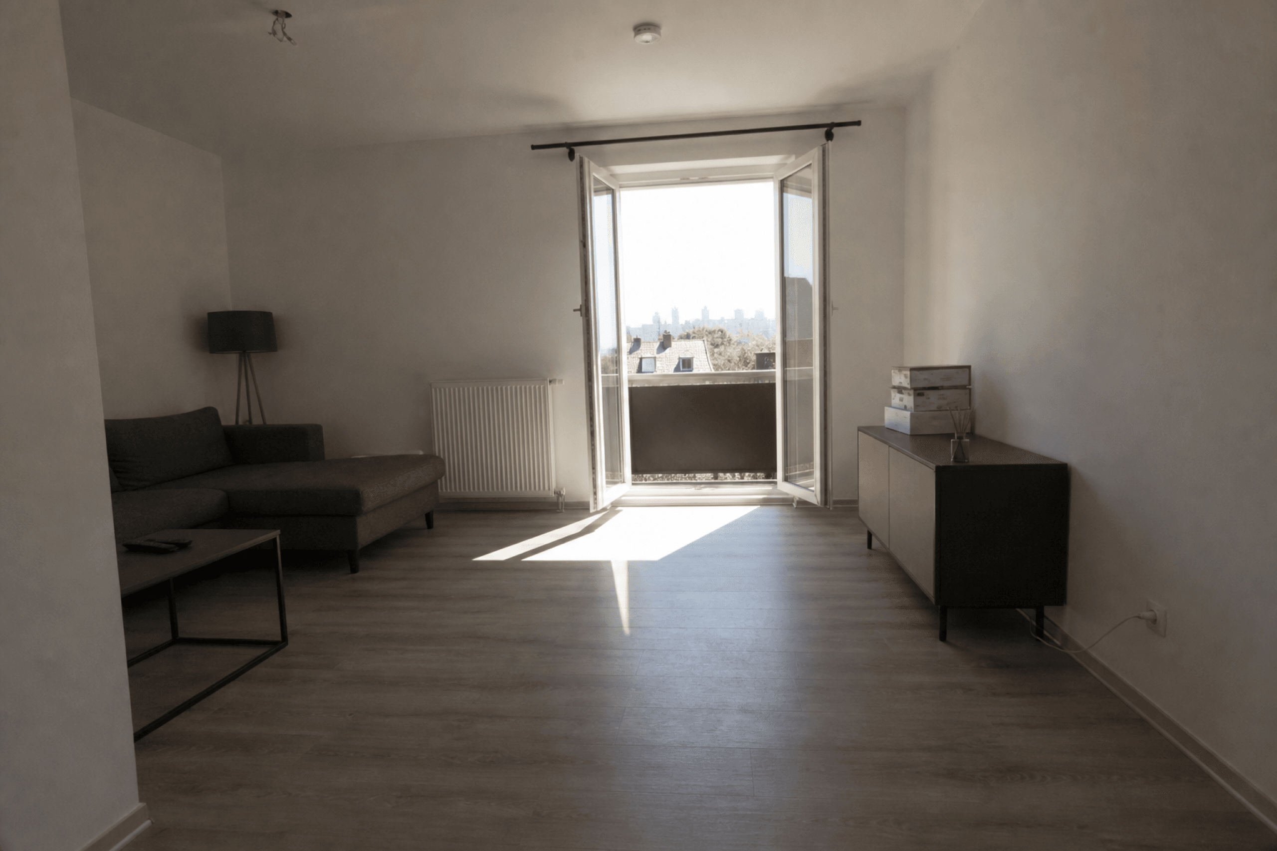 Heller Wohnbereich der 4 Zimmer Wohnung